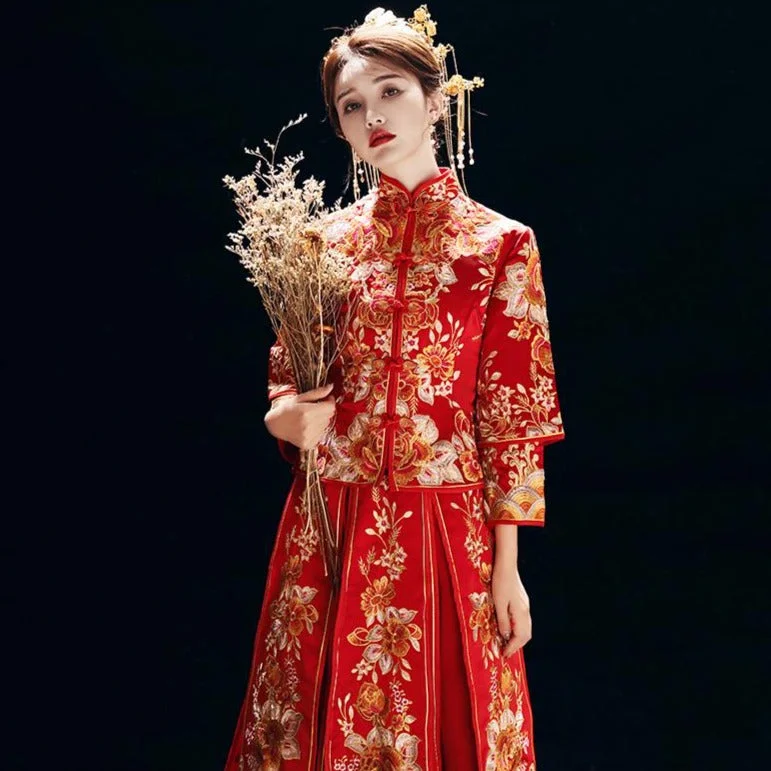 Vintage Gown Floral Embroidery Pleated Skirt Traditional Chinese Wedding Suit with Tassels Vintage Gown Floral Embroidery Pleated Skirt Traditional Chinese Wedding Suit with Tassels
