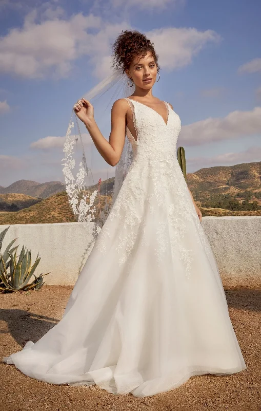 Contemporary Bridal Gown Casablanca Beloved BL431 Janie A-Line Ballgown V-Neck Floral Lace Train Wedding Gown Contemporary Bridal Gown Casablanca Beloved BL431 Janie A-Line Ballgown V-Neck Floral Lace Train Wedding Gown