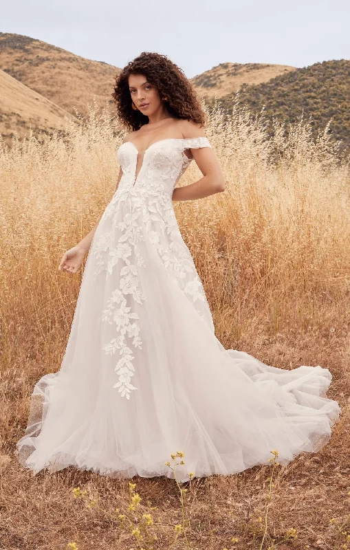 Chic Minimalist Dress Casablanca Beloved BL433 Penny A-Line Floral Lace Deep V-Neck Off The Shoulder Tulle Train Wedding Gown Chic Minimalist Dress Casablanca Beloved BL433 Penny A-Line Floral Lace Deep V-Neck Off The Shoulder Tulle Train Wedding Gown