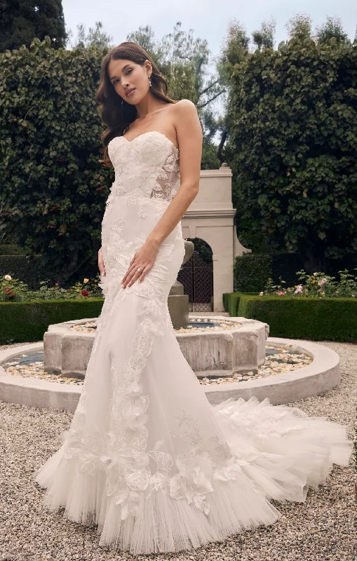 Designer Gown Casablanca Bridal 2552 Patrice Fit And Flare Strapless Sweetheart Neckline Floral Tulle Corset Train Wedding Dress Designer Gown Casablanca Bridal 2552 Patrice Fit And Flare Strapless Sweetheart Neckline Floral Tulle Corset Train Wedding Dress